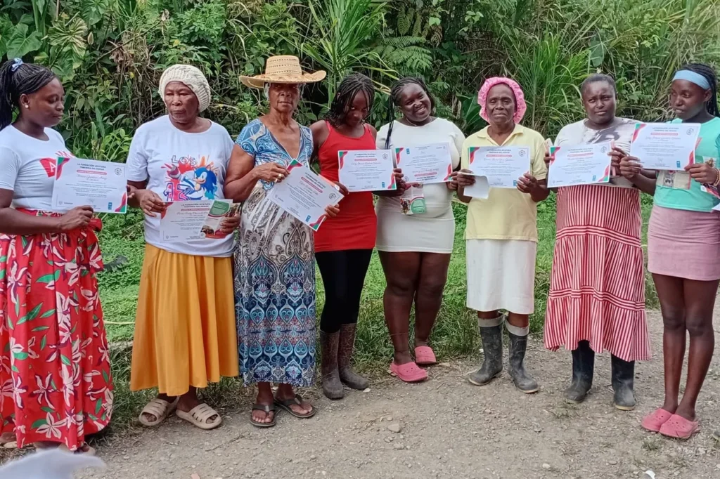 Mujeres beneficiarias de proyectos sociales en Colombia