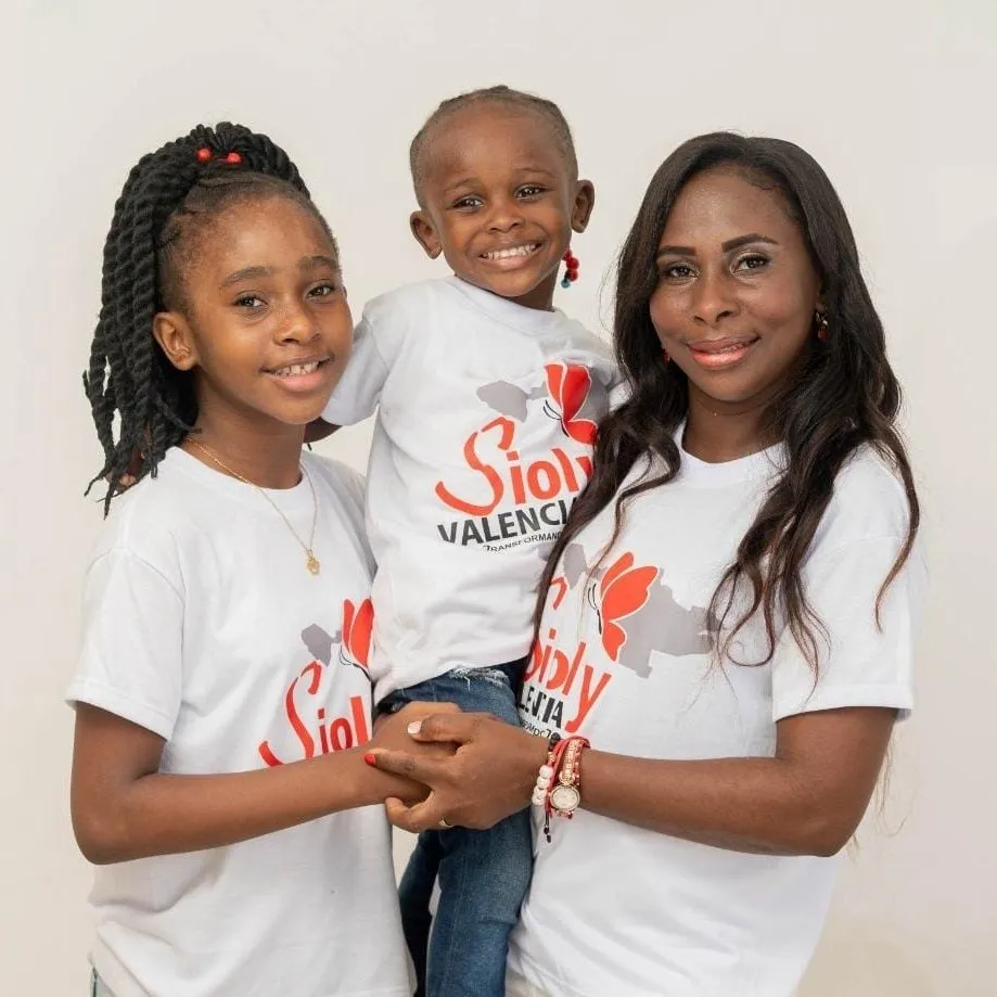 La Directora Sioloy Valencia Cuero con su familia